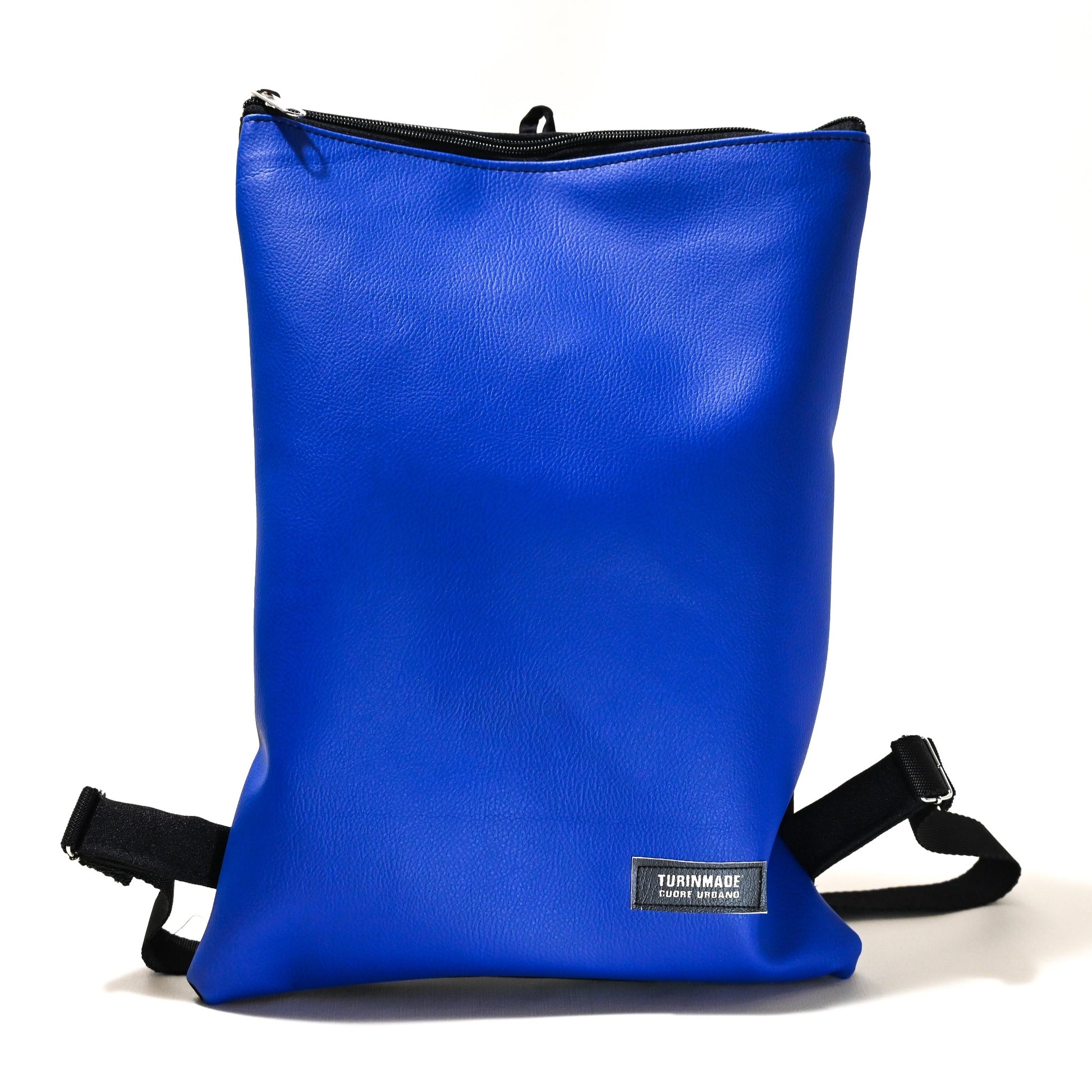 Misura: 43x23cm Tessuto in ecopelle Impermeabile Inodore Traspirante e ipoallergenico  Resistente all’usura Spallacci   regolabili Due tasche con cerniera Una posteriore più piccola perfetta per gli oggetti di valore Una superiore più ampia e capiente che consente di organizzare in modo facile il contenuto Interno foderato