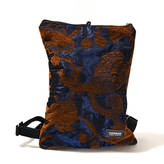 Misura: 43x32cm Tessuto ecopelle Impermeabile Inodore Traspirante e ipoallergenico  Resistente all’usura Spallacci handmade doppio bordo regolabili Due tasche con cerniera Una posteriore più piccola perfetta per gli oggetti di valore Una superiore più ampia e capiente che consente di organizzare in modo facile il contenuto Interno foderato