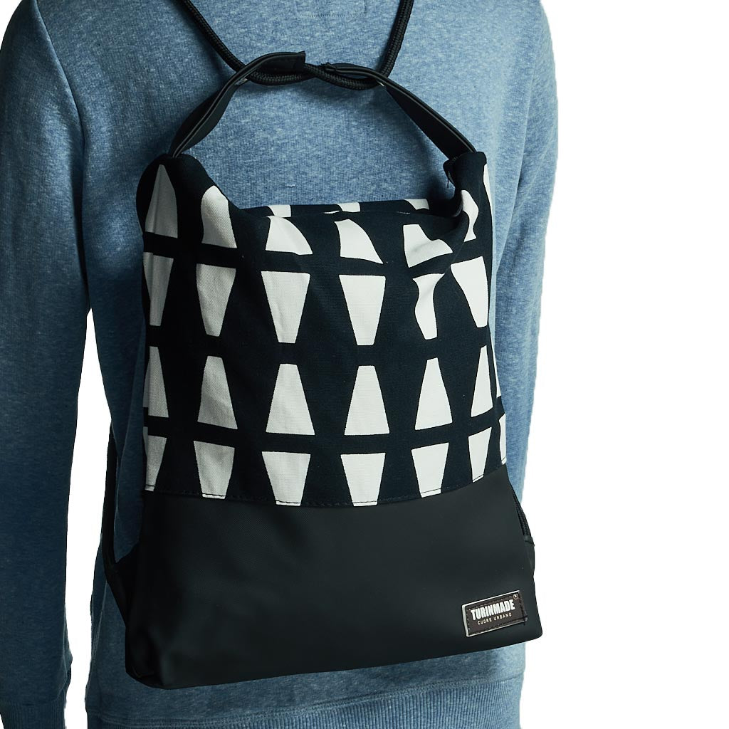 Como 27 – Zaino-borsa artigianale geometrica bianca e nera
