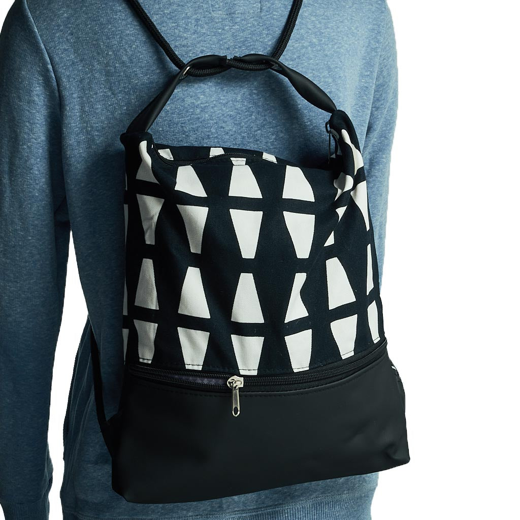 Como 27 – Zaino-borsa artigianale geometrica bianca e nera