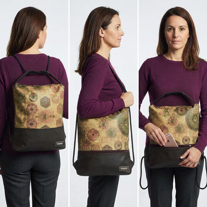 Immagine generata con IA: modella in maglia viola mostra Como 20 floreale ocra con base scura, come zaino, a spalla e con telefono nella tasca posteriore.