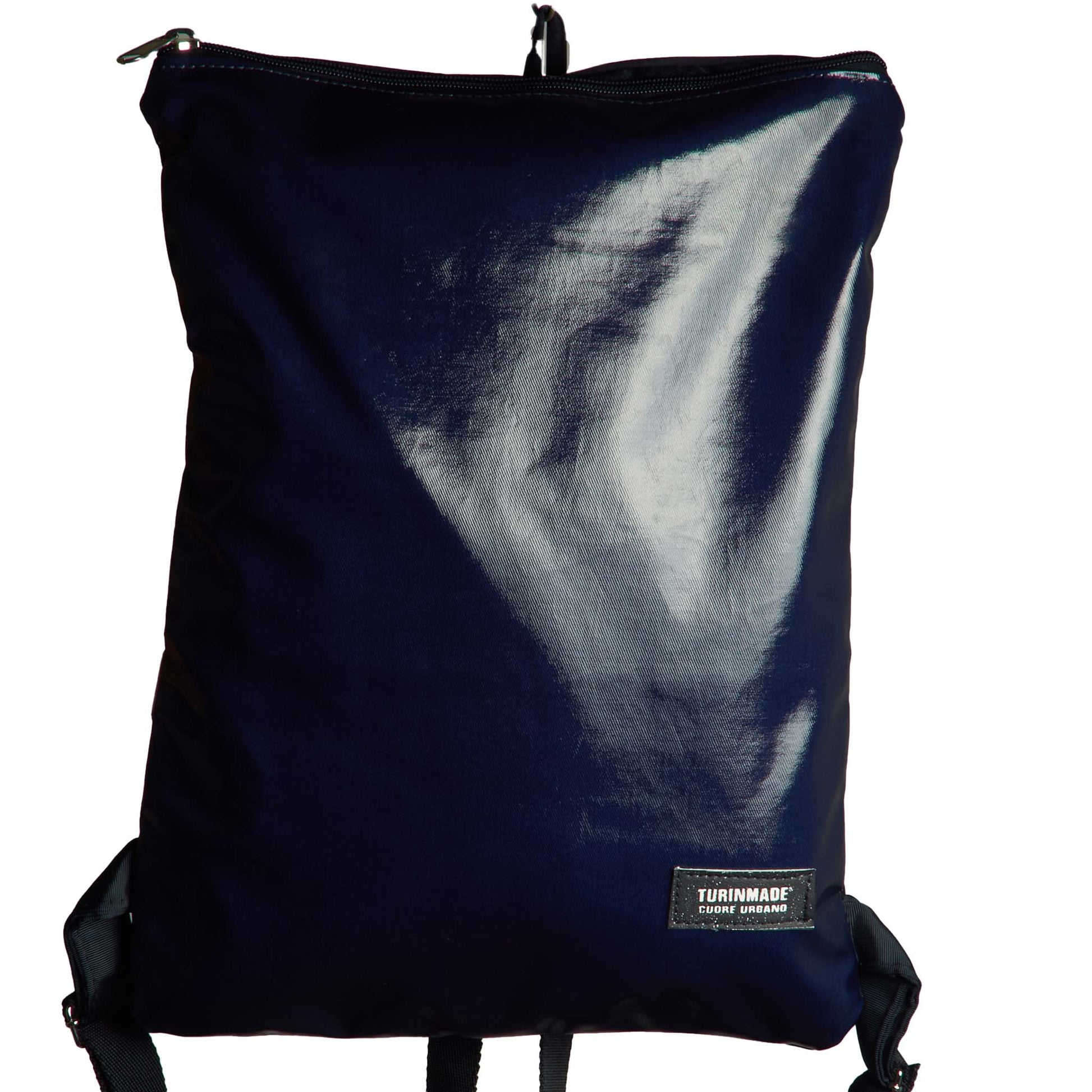 Indossate il (+34) MADRID e assaporate la sensazione di lusso. Grazie al suo odore inesistente e materiale ipoallergenico, traspirante e igroscopico, trasuda eleganza. Dotato di spallacci di spessore 3mm, due tasche con cerniera di diversa grandezza e fodera interna resistente, con questo zaino avrete l'incredibile comfort di sapere che i vostri oggetti di valore sono nelle condizioni migliori. Un lusso su misura di 43x32 cm.