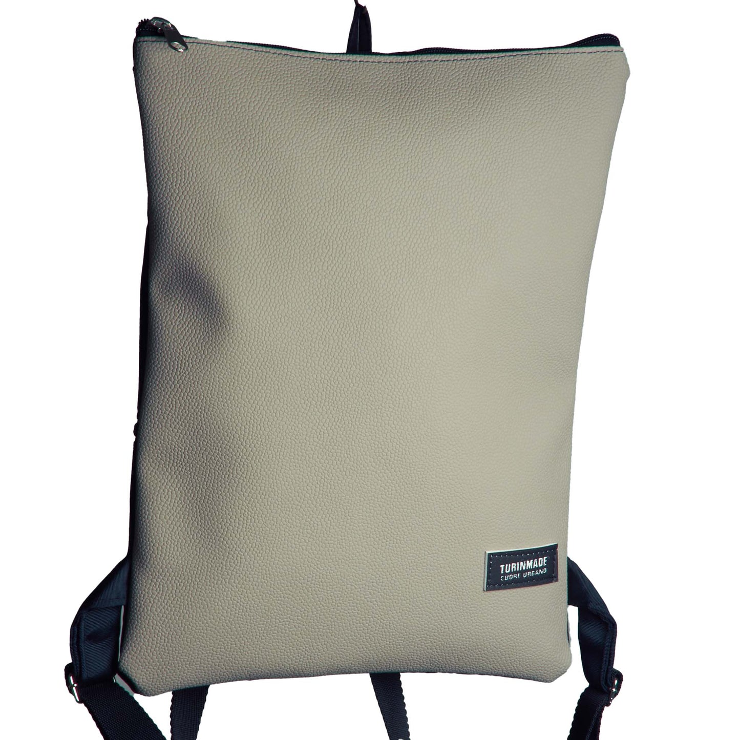 Indossate il (+34) MADRID e assaporate la sensazione di lusso. Grazie al suo odore inesistente e materiale ipoallergenico, traspirante e igroscopico, trasuda eleganza. Dotato di spallacci di spessore 3mm, due tasche con cerniera di diversa grandezza e fodera interna resistente, con questo zaino avrete l'incredibile comfort di sapere che i vostri oggetti di valore sono nelle condizioni migliori. Un lusso su misura di 43x32 cm.