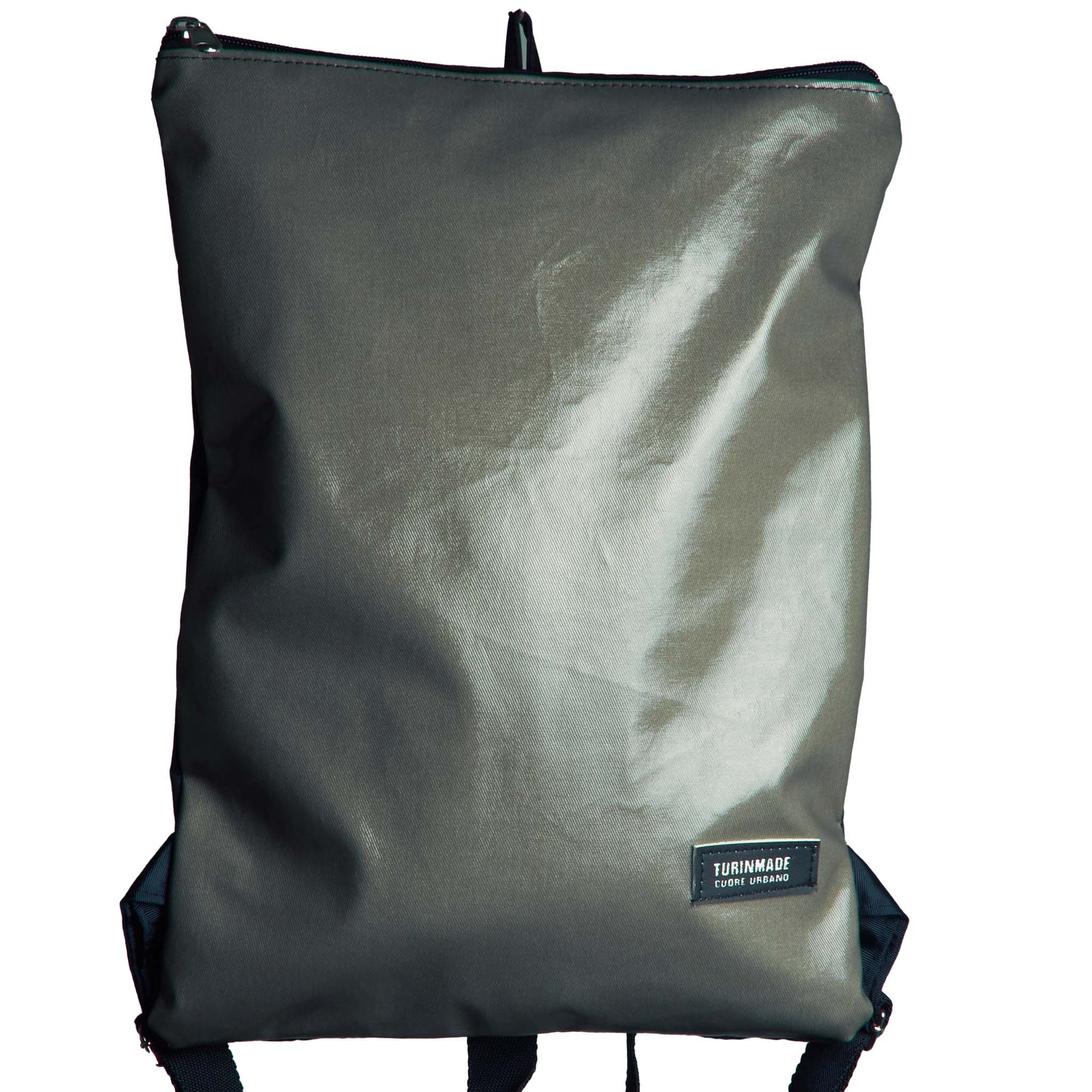 Indossate il (+34) MADRID e assaporate la sensazione di lusso. Grazie al suo odore inesistente e materiale ipoallergenico, traspirante e igroscopico, trasuda eleganza. Dotato di spallacci di spessore 3mm, due tasche con cerniera di diversa grandezza e fodera interna resistente, con questo zaino avrete l'incredibile comfort di sapere che i vostri oggetti di valore sono nelle condizioni migliori. Un lusso su misura di 43x32 cm.