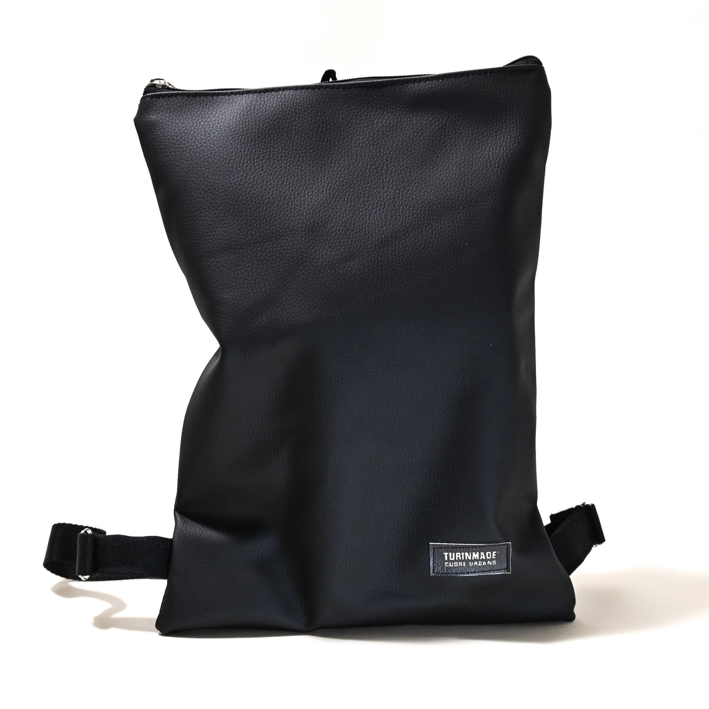 Misura: 43x23cm Tessuto in ecopelle Impermeabile Inodore Traspirante e ipoallergenico  Resistente all’usura Spallacci   regolabili Due tasche con cerniera Una posteriore più piccola perfetta per gli oggetti di valore Una superiore più ampia e capiente che consente di organizzare in modo facile il contenuto Interno foderato