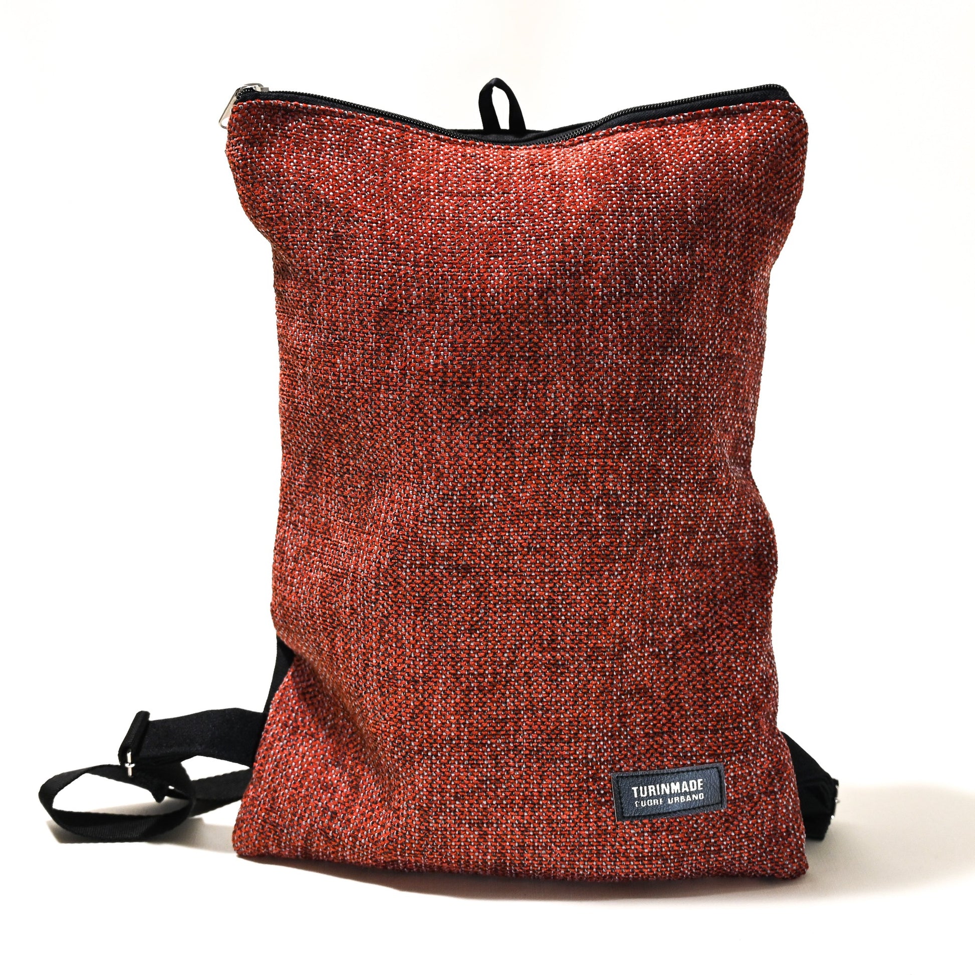 Misura: 43x23cm Tessuto in ecopelle Impermeabile Inodore Traspirante e ipoallergenico  Resistente all’usura Spallacci   regolabili Due tasche con cerniera Una posteriore più piccola perfetta per gli oggetti di valore Una superiore più ampia e capiente che consente di organizzare in modo facile il contenuto Interno foderato