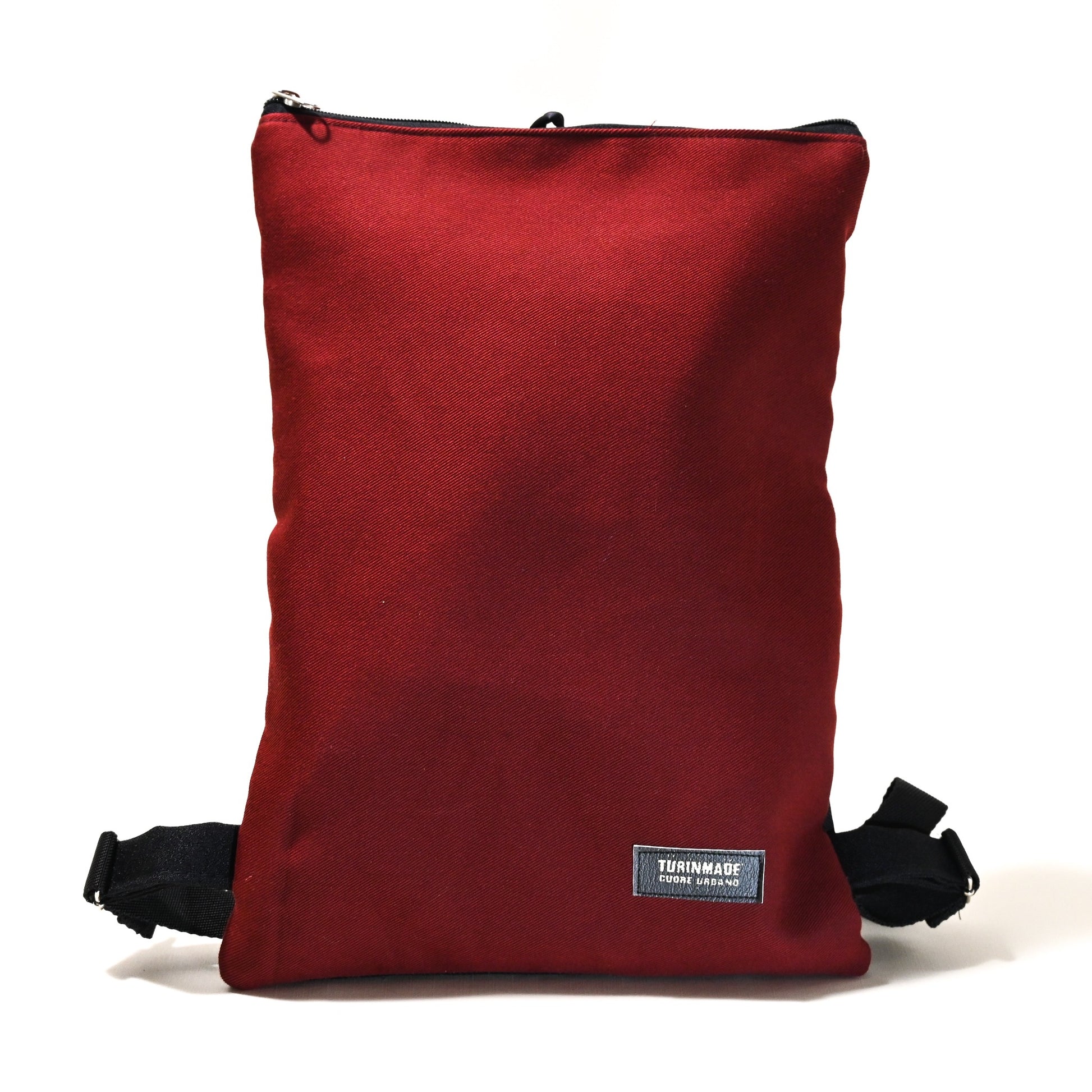 Misura: 43x23cm Tessuto in ecopelle Impermeabile Inodore Traspirante e ipoallergenico  Resistente all’usura Spallacci   regolabili Due tasche con cerniera Una posteriore più piccola perfetta per gli oggetti di valore Una superiore più ampia e capiente che consente di organizzare in modo facile il contenuto Interno foderato