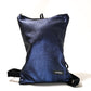 Misura: 43x23cm Tessuto in ecopelle Impermeabile Inodore Traspirante e ipoallergenico  Resistente all’usura Spallacci   regolabili Due tasche con cerniera Una posteriore più piccola perfetta per gli oggetti di valore Una superiore più ampia e capiente che consente di organizzare in modo facile il contenuto Interno foderato