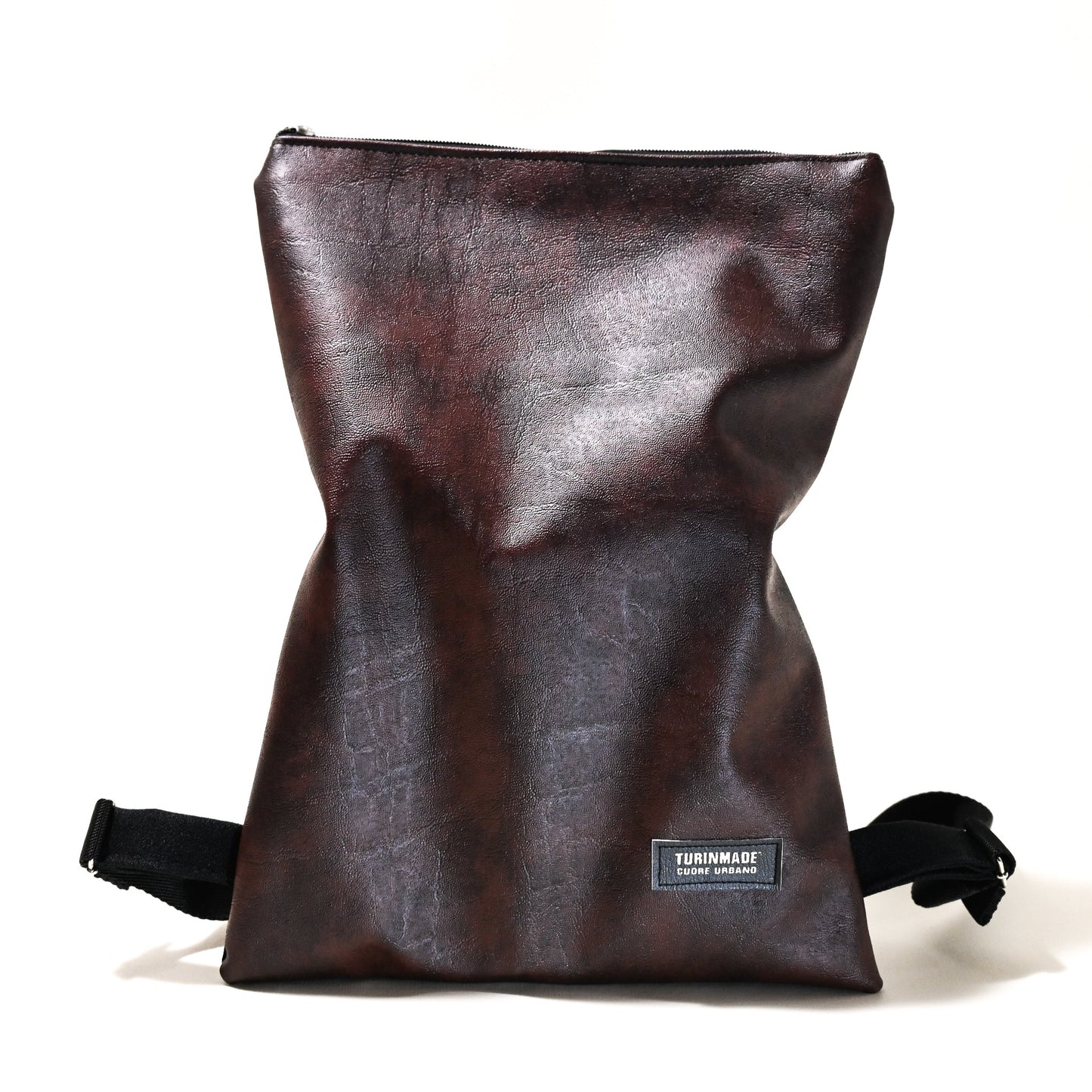 Misura: 43x23cm Tessuto in ecopelle Impermeabile Inodore Traspirante e ipoallergenico  Resistente all’usura Spallacci   regolabili Due tasche con cerniera Una posteriore più piccola perfetta per gli oggetti di valore Una superiore più ampia e capiente che consente di organizzare in modo facile il contenuto Interno foderato