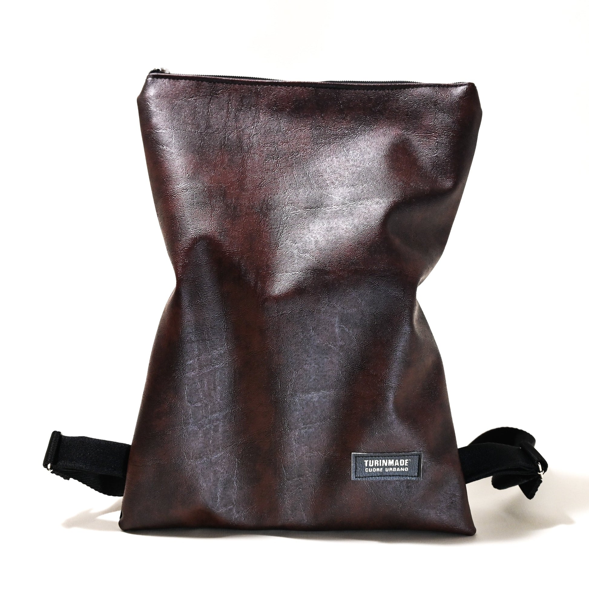 Misura: 43x23cm Tessuto in ecopelle Impermeabile Inodore Traspirante e ipoallergenico  Resistente all’usura Spallacci   regolabili Due tasche con cerniera Una posteriore più piccola perfetta per gli oggetti di valore Una superiore più ampia e capiente che consente di organizzare in modo facile il contenuto Interno foderato