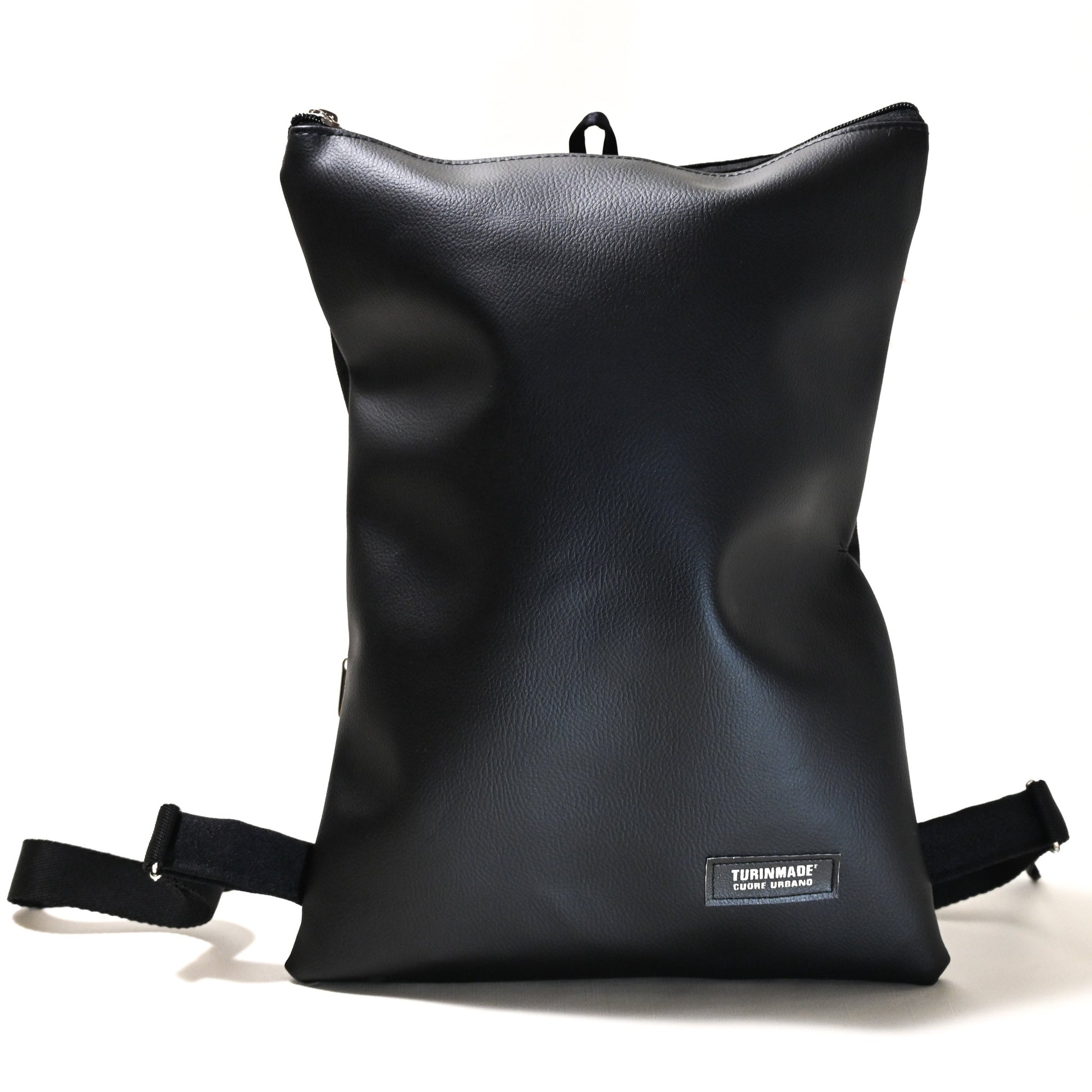Misura: 43x23cm Tessuto in ecopelle Impermeabile Inodore Traspirante e ipoallergenico  Resistente all’usura Spallacci   regolabili Due tasche con cerniera Una posteriore più piccola perfetta per gli oggetti di valore Una superiore più ampia e capiente che consente di organizzare in modo facile il contenuto Interno foderato