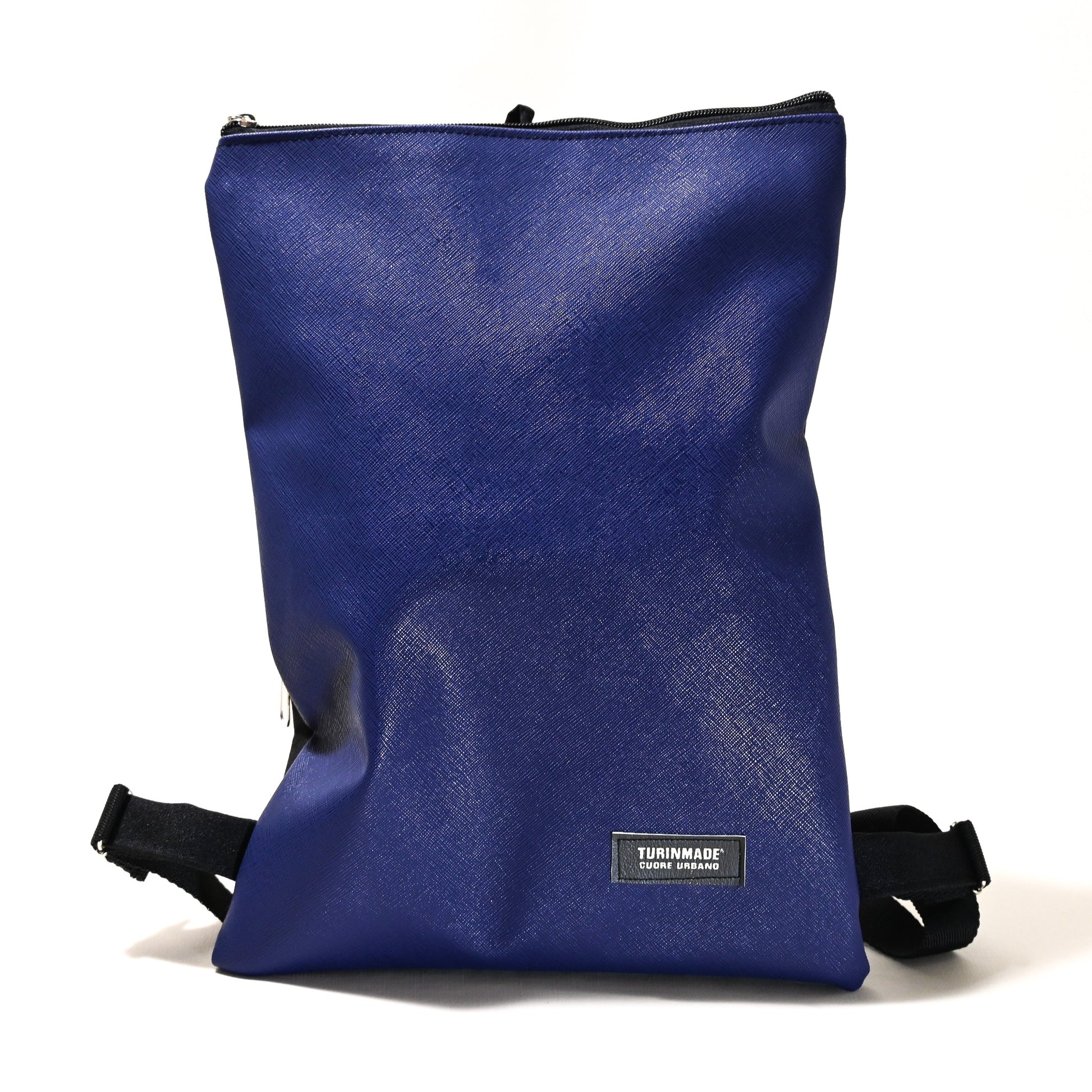 Misura: 43x23cm Tessuto in ecopelle Impermeabile Inodore Traspirante e ipoallergenico  Resistente all’usura Spallacci   regolabili Due tasche con cerniera Una posteriore più piccola perfetta per gli oggetti di valore Una superiore più ampia e capiente che consente di organizzare in modo facile il contenuto Interno foderato