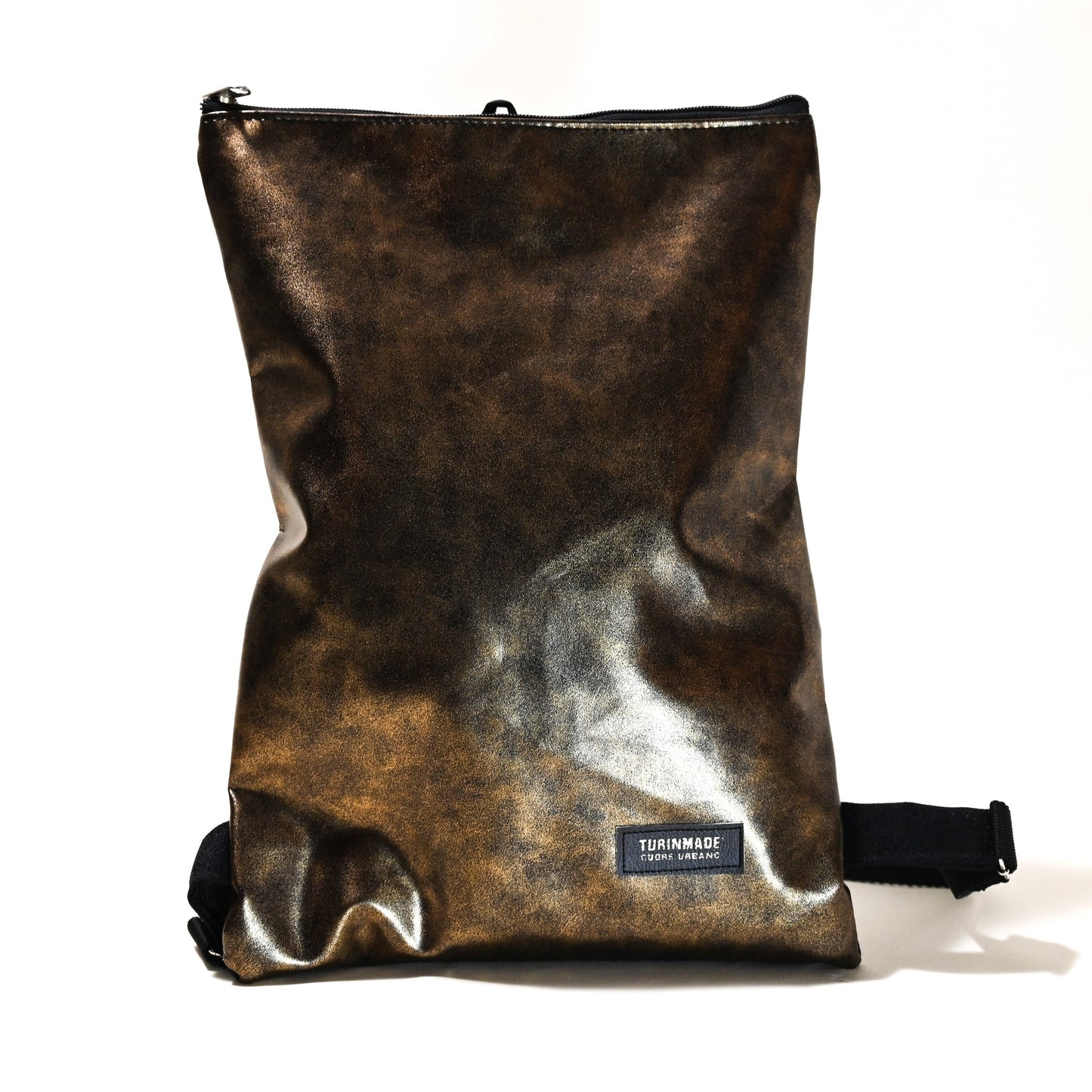 Misura: 43x23cm Tessuto in ecopelle Impermeabile Inodore Traspirante e ipoallergenico  Resistente all’usura Spallacci   regolabili Due tasche con cerniera Una posteriore più piccola perfetta per gli oggetti di valore Una superiore più ampia e capiente che consente di organizzare in modo facile il contenuto Interno foderato