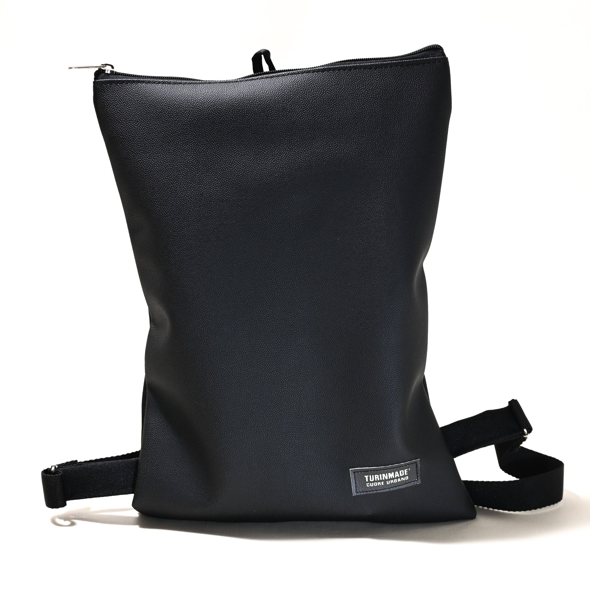 Misura: 43x23cm Tessuto in ecopelle Impermeabile Inodore Traspirante e ipoallergenico  Resistente all’usura Spallacci   regolabili Due tasche con cerniera Una posteriore più piccola perfetta per gli oggetti di valore Una superiore più ampia e capiente che consente di organizzare in modo facile il contenuto Interno foderato