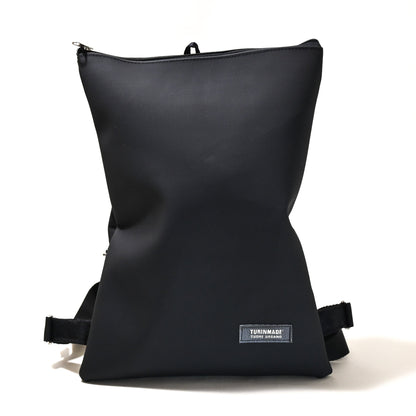 Misura: 43x32cm Tessuto ecopelle Impermeabile Inodore Traspirante e ipoallergenico  Resistente all’usura Spallacci handmade doppio bordo regolabili Due tasche con cerniera Una posteriore più piccola perfetta per gli oggetti di valore Una superiore più ampia e capiente che consente di organizzare in modo facile il contenuto Interno foderato